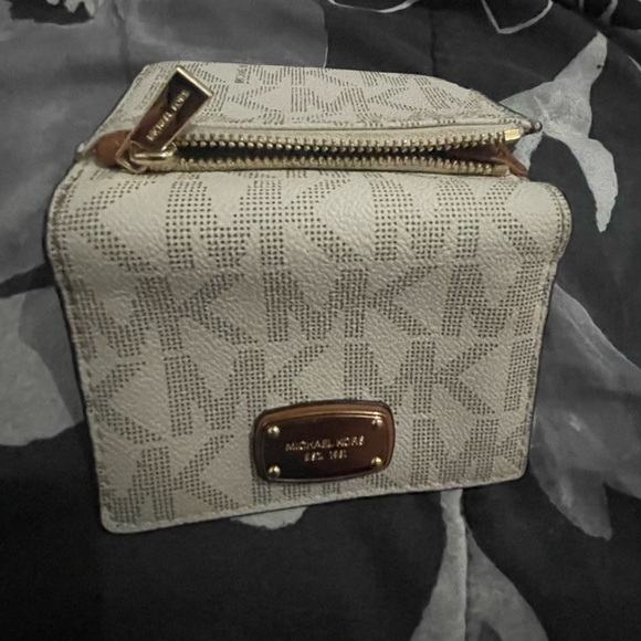 Reposhing - Picture 3 of 3